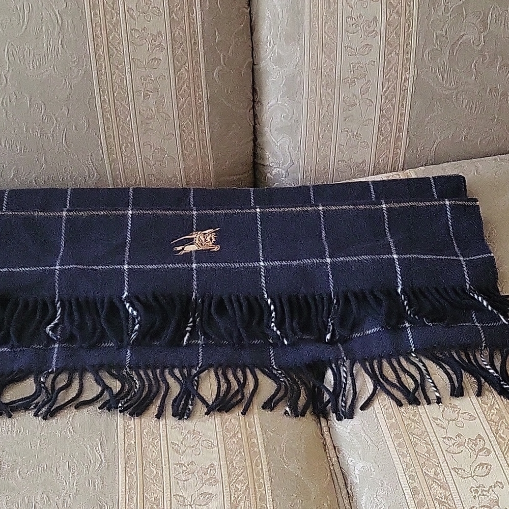 (SOLD)Authentic Burberry lap wool blanket/wrap - Picture 2 of 4